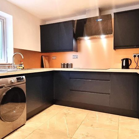 Spacious 6 Bedroom House, 4 Bathrooms, Central, 2 Parking Spaces Суиндон Экстерьер фото