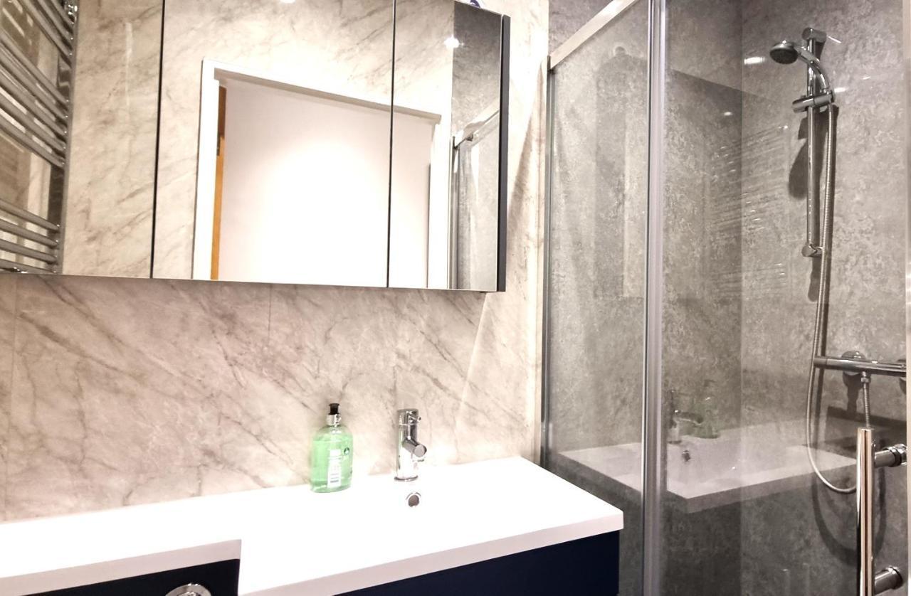 Spacious 6 Bedroom House, 4 Bathrooms, Central, 2 Parking Spaces Суиндон Экстерьер фото
