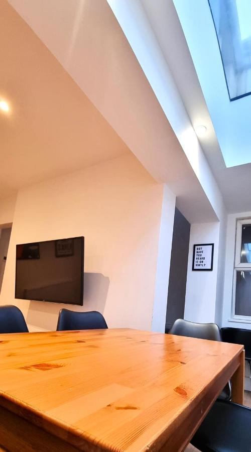 Spacious 6 Bedroom House, 4 Bathrooms, Central, 2 Parking Spaces Суиндон Экстерьер фото