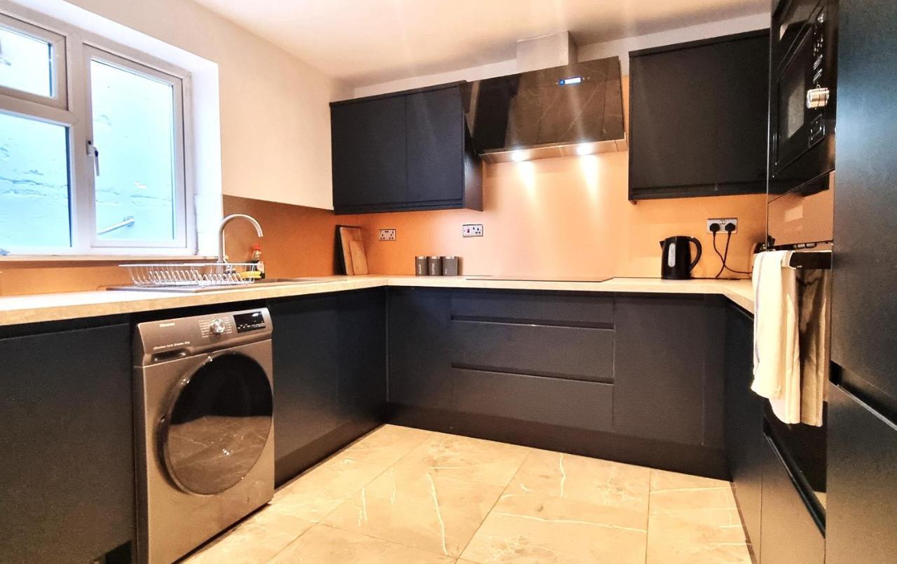 Spacious 6 Bedroom House, 4 Bathrooms, Central, 2 Parking Spaces Суиндон Экстерьер фото