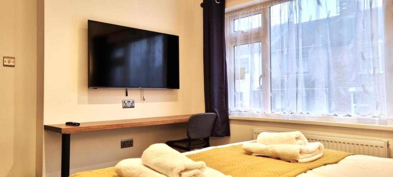 Spacious 6 Bedroom House, 4 Bathrooms, Central, 2 Parking Spaces Суиндон Экстерьер фото