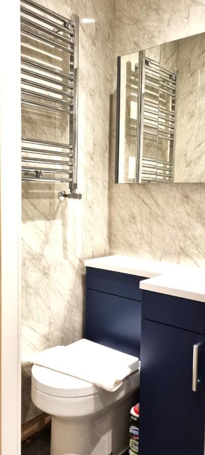 Spacious 6 Bedroom House, 4 Bathrooms, Central, 2 Parking Spaces Суиндон Экстерьер фото
