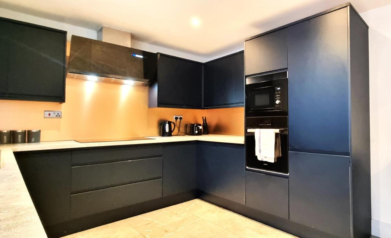 Spacious 6 Bedroom House, 4 Bathrooms, Central, 2 Parking Spaces Суиндон Экстерьер фото